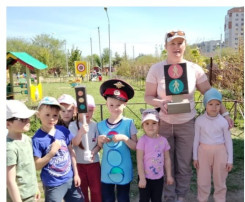 Развлечение со Светофорчиком Развлечение со Светофорчиком.