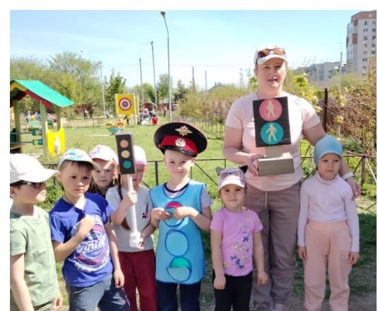 Развлечение со Светофорчиком Развлечение со Светофорчиком.